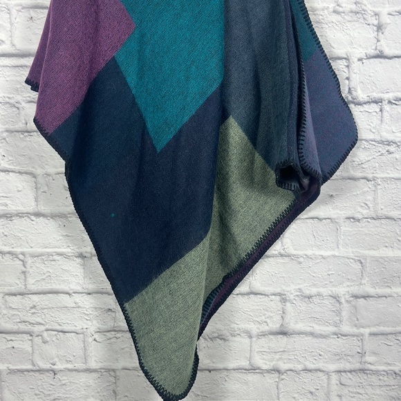Everlyn K- Colorblock Soft Knit Kimono / Poncho Wrap- One Size - Picture 5 of 9